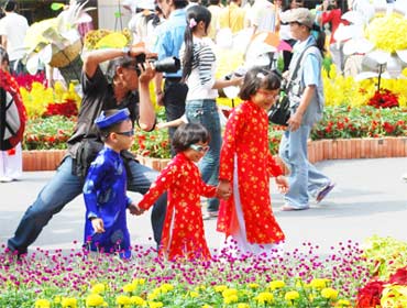 duong-hoa-nguyen-hue-cay-canh-ngay-tet