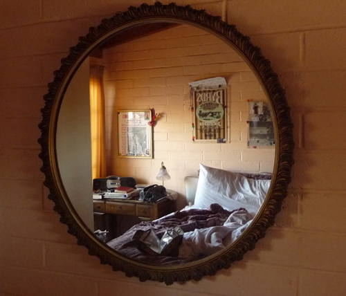 Có nên treo gương trong phòng ngủ không?